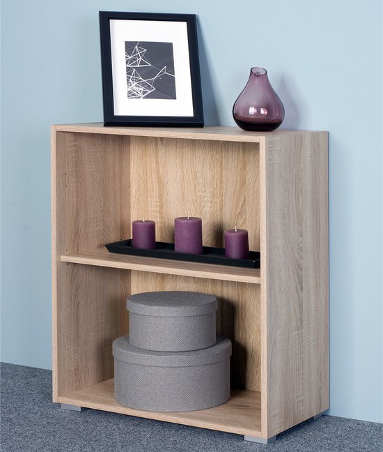 Boekenkast met eikenlook, twee vakken, met decoratie: lijst, vaas, kaarsen en dozen.