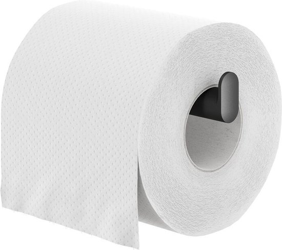 Een witte toiletrol hangt aan een zwarte toiletrolhouder met een vierkante achterplaat.
