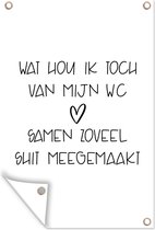 Tuinposter - Tuindoek - Tuinposters buiten - Spreuken - Quotes - Wat hou ik toch van mijn wc, samen zoveel shit meegemaakt - Badkamer - 80x120 cm - Tuin