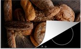 KitchenYeah® Inductie beschermer 78x52 cm - Versgebakken broden op houten tafel - Kookplaataccessoires - Afdekplaat voor kookplaat - Inductiebeschermer - Inductiemat - Inductieplaat mat