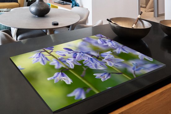 KitchenYeah® Inductie beschermer 80x52 cm - Een close-up van piekfijne sterhyacinten - Kookplaataccessoires - Afdekplaat voor kookplaat - Inductiebeschermer - Inductiemat - Inductieplaat mat