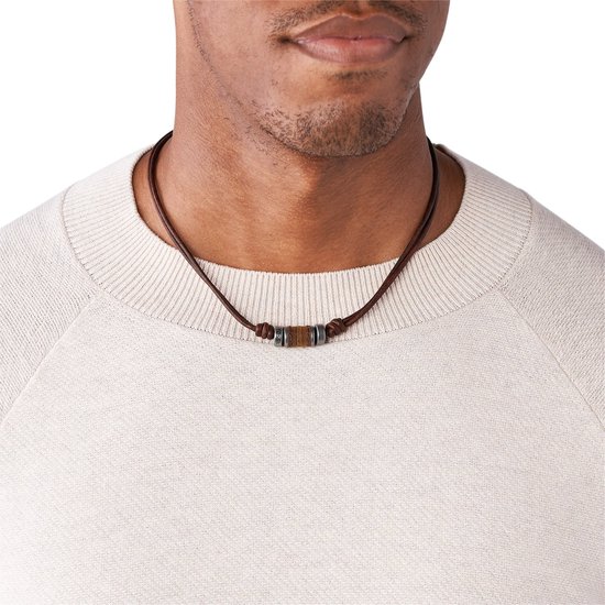 Bruine leren ketting met houten en metalen kralen, gedragen door een man in een beige trui.