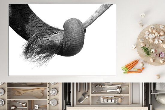 KitchenYeah® Inductie beschermer 76x51.5 cm - Close-up van de slurf een jonge olifant die zijn moeders staart vasthoudt - zwart wit - Kookplaataccessoires - Afdekplaat voor kookplaat - Inductiebeschermer - Inductiemat - Inductieplaat mat