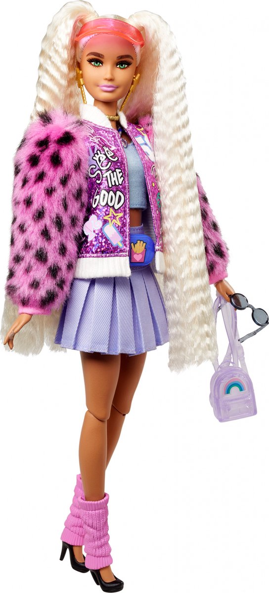 Poupée Barbie En Manteau De Fourrure Et Chaussures Sur Fond Rose