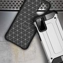 Coque blindée noire et argentée à motif diamant à l'arrière, à côté d'une coque de téléphone avec texture sur les coins.