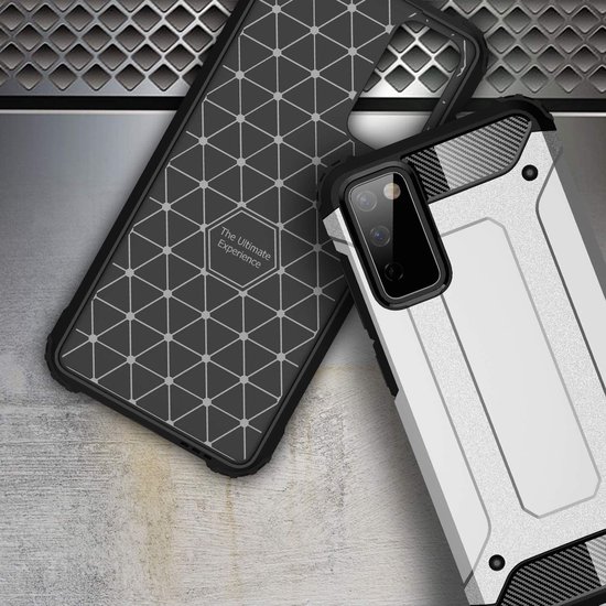 Coque blindée noire et argentée à motif diamant à l'arrière, à côté d'une coque de téléphone avec texture sur les coins.