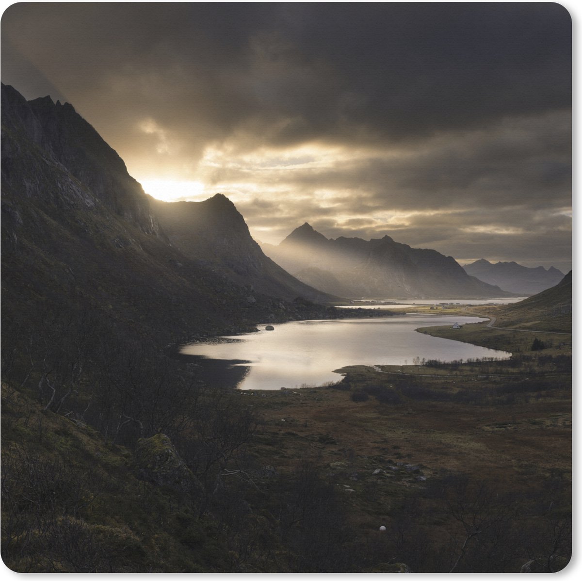 Muismat XXL 40x40 cm - Bureau onderlegger - Bureau mat Lichtstralen bij de gebergtes op de Lofoten - Bureaumat - Gaming mousepad xl - Bureaulegger groot - Computer deskmat