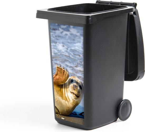 Zwarte minikliko met een sticker van een lachende zeehond die zwaait met zijn poot.