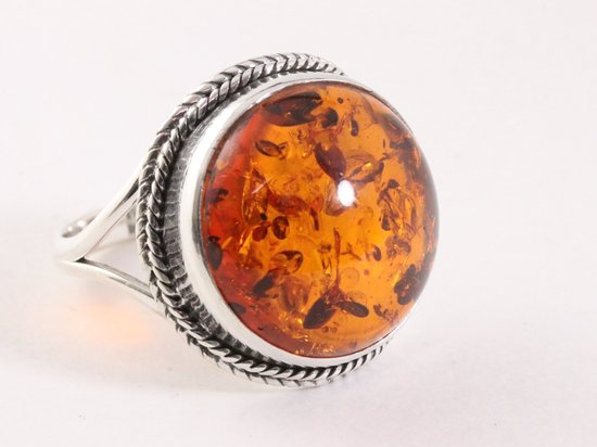 Grote bewerkte ronde zilveren ring met amber - maat 19