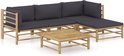 Bamboe loungeset: 3-zitsbank, 2 stoelen en salontafel met donkergrijze kussens.