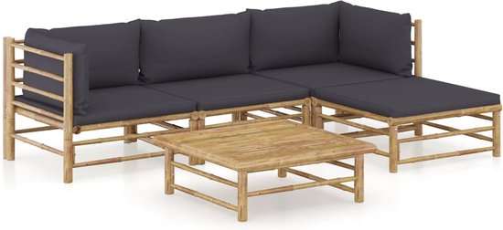 Bamboe loungeset: 3-zitsbank, 2 stoelen en salontafel met donkergrijze kussens.