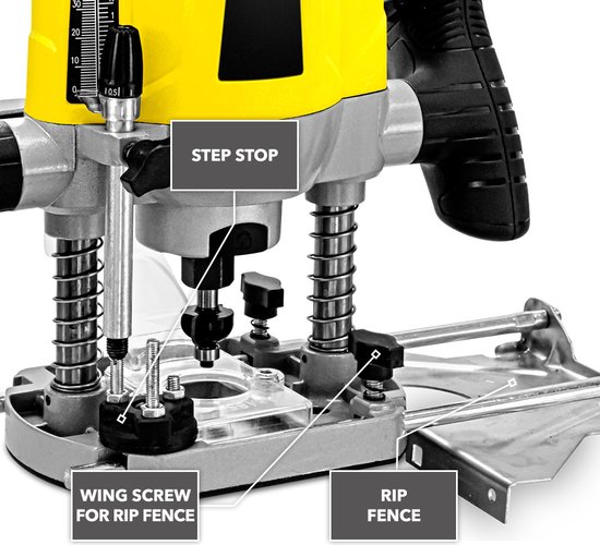 Gedetailleerd zicht op de onderkant van de gele en zwarte bovenfrees met "STEP STOP", "WING SCREW FOR RIP FENCE" en "RIP FENCE" tekst.