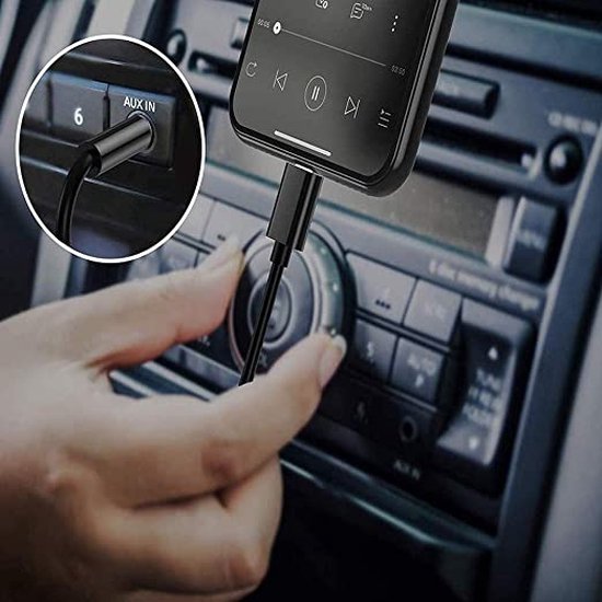 Zwarte AUX naar USB-C kabel aangesloten op een auto radio met AUX IN aansluiting.
