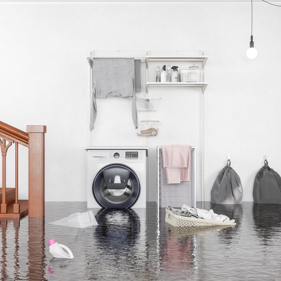 Een wasserette vol water, met een wasmachine, droogrek en wasmand.