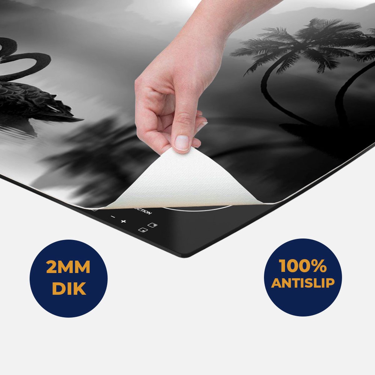 Chefcare Inductie Beschermer Twee Zwarte Zwanen in een Hart Vorm - Zwart Wit - 60x52 cm - Afdekplaat Inductie - Kookplaat Beschermer - Inductie Mat