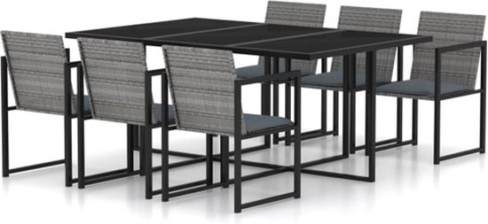 Zwarte tafel met acht grijze polyrotan stoelen met antraciet kussens.