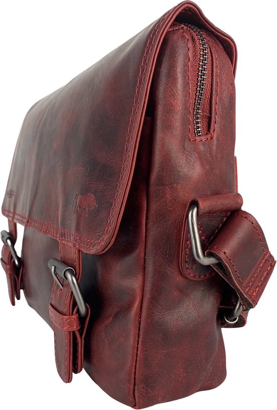 Sac bandoulière en cuir rouge avec rabat, boucles et une fermeture éclair latérale.