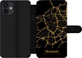 Bookcase Geschikt voor iPhone 12 telefoonhoesje - Madrid - Kaart - Goud - Met vakjes - Wallet case met magneetsluiting