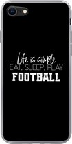 Geschikt voor iPhone 8 hoesje - Life is simple, eat sleep play football - Spreuken - Quotes - Voetbal - Siliconen Telefoonhoesje