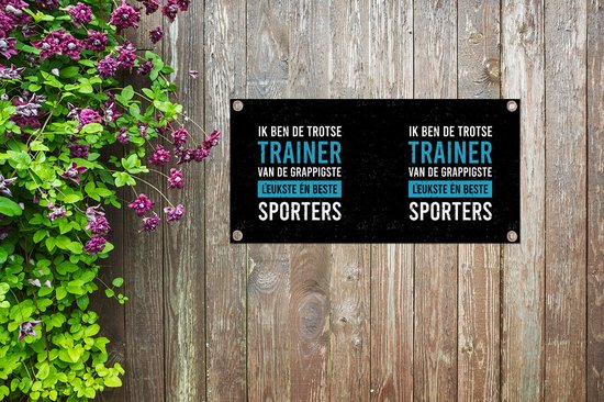 Tuinposter 60x30 cm - Tuindecoratie Spreuken - Trots - Trainer - Poster voor in de tuin - Buiten decoratie - Schutting tuinschilderij - Tuindoek muurdecoratie - Wanddecoratie balkondoek