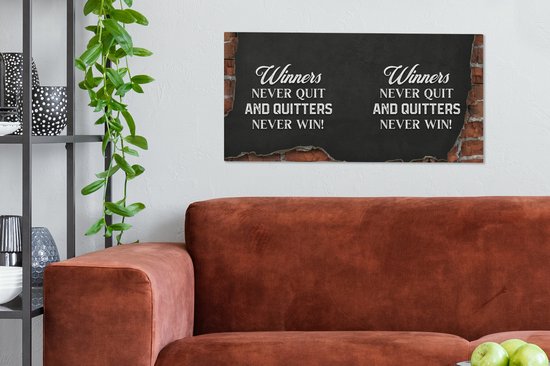 Canvas Schilderij Winners never quit, and quitters never win! - Quotes - Spreuken - 80x40 cm - Wanddecoratie - Vaderdag cadeau - Geschenk - Cadeautje voor hem - Tip - Mannen