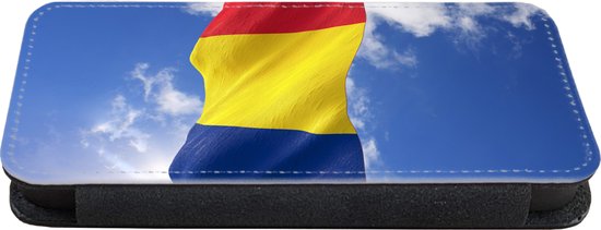 Telefoonhoesje Geschikt voor iPhone 8 telefoonhoesje - De vlag van Roemenië wappert in de lucht - Met vakjes - Wallet case met magneetsluiting