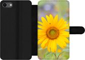 Bookcase Geschikt voor iPhone 7 telefoonhoesje - Bloemen - Zonnebloem - Geel - Met vakjes - Wallet case met magneetsluiting
