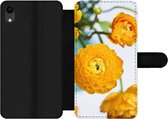 Bookcase Geschikt voor iPhone XR telefoonhoesje - Bloemen - Buiten - Oranje - Met vakjes - Wallet case met magneetsluiting