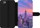 Bookcase Geschikt voor iPhone SE 2020 telefoonhoesje - New York - Kleuren - Skyline - Met vakjes - Wallet case met magneetsluiting