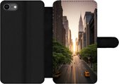 Bookcase Geschikt voor iPhone 7 telefoonhoesje - Straat van New York in de ochtend - Met vakjes - Wallet case met magneetsluiting