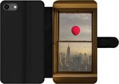 Bookcase Geschikt voor iPhone 7 telefoonhoesje - Rode ballon vliegt langs raam in New York - Met vakjes - Wallet case met magneetsluiting