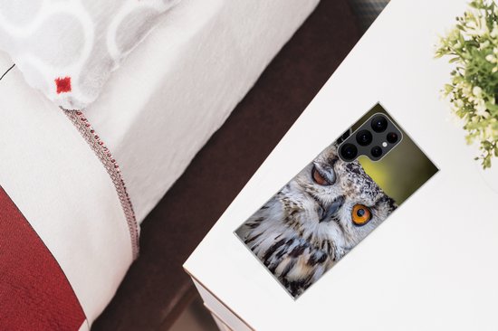 Coque de téléphone avec un hibou à l'œil orange clignant, avec des détails de plumes.
