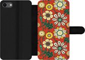 Bookcase Geschikt voor iPhone SE 2020 telefoonhoesje - Design - Bloemen - Hippie - Retro - Met vakjes - Wallet case met magneetsluiting