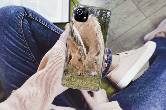 Xiaomi Mi 11 - Deux chevaux du fjord paissant dans un champ d'herbe - Coque en Siliconen pour téléphone
