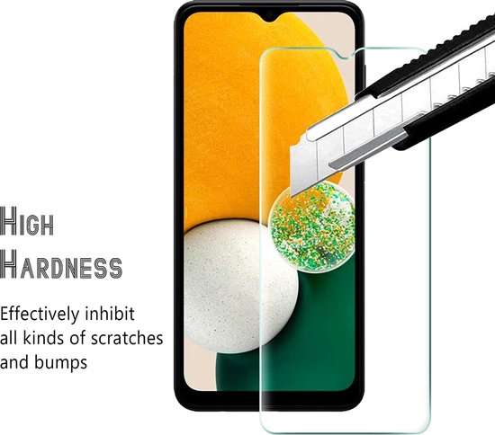 Stanleymes snijdt door een screenprotector naast een smartphone. Tekst 'HIGH HARDNESS' staat ernaast.