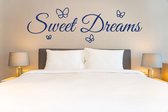 Stickerheld - Muursticker Sweet dreams met vlinders - Slaapkamer - Droom zacht - Lekker slapen - Engelse Teksten - Mat Donkerblauw - 53.6x175cm