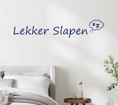 Stickerheld - Muursticker Lekker slapen - Slaapkamer - Droom zacht - Wolkje Zzz - Nederlandse Teksten - Mat Donkerblauw - 26.6x131.3cm