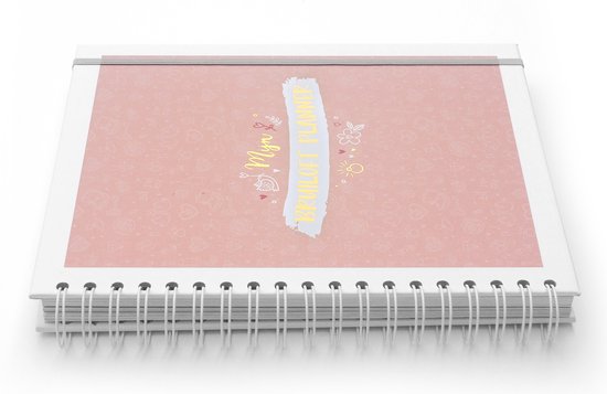 Gesloten ringband-planner met een koraalkleurige kaft met patronen en tekst 'Myn Bruiloft Planner'.