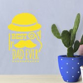 Stickerheld - Muursticker Best dad ever - Woonkamer - Vaderdag - Bolhoed, vergrootglas en snor - Engelse Teksten - Mat Geel - 39.2x27.5cm