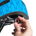 Hand verstelt rode draaiknop op blauwe fietshelm met blauw schubbenpatroon.