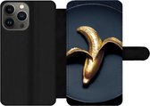 Bookcase Geschikt voor iPhone 13 Pro Max telefoonhoesje - Gouden banaan op een donkere achtergrond - Met vakjes - Wallet case met magneetsluiting