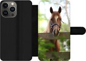 Étui de téléphone Bookcase iPhone 13 Pro Max - Cheval - Nature - Clôture - Avec compartiments - Étui portefeuille avec fermeture magnétique