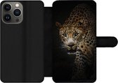 Bookcase Geschikt voor iPhone 13 Pro telefoonhoesje - Luipaard - Wilde dieren - Licht - Met vakjes - Wallet case met magneetsluiting
