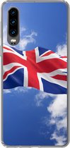 Geschikt voor Huawei P30 hoesje - De vlag van het Verenigd Koninkrijk wappert in de lucht - Siliconen Telefoonhoesje
