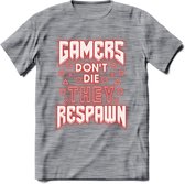 Gamers don't die T-shirt | Neon Rood | Gaming kleding | Grappig game verjaardag cadeau shirt Heren – Dames – Unisex | - Donker Grijs - Gemaleerd - 3XL