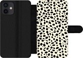 Bookcase Geschikt voor iPhone 12 telefoonhoesje - Dierenprint - Stippen - Panter - Met vakjes - Wallet case met magneetsluiting