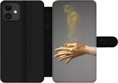 Bookcase Geschikt voor iPhone 12 Pro Max telefoonhoesje - Vrouw met goud geverfde handen en een wolk van glitters - Met vakjes - Wallet case met magneetsluiting