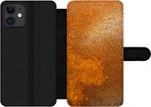 Bookcase Geschikt voor iPhone 12 Pro Max telefoonhoesje - Metaal - Roest print - Oranje - Vintage - Industrieel - Met vakjes - Wallet case met magneetsluiting