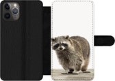 Bookcase Geschikt voor iPhone 11 Pro Max telefoonhoesje - Wasbeer - Dieren - witte achtergrond -Jongens - Meisjes - Kinderen - Met vakjes - Wallet case met magneetsluiting