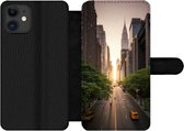 Bookcase Geschikt voor iPhone 11 telefoonhoesje - Straat van New York in de ochtend - Met vakjes - Wallet case met magneetsluiting